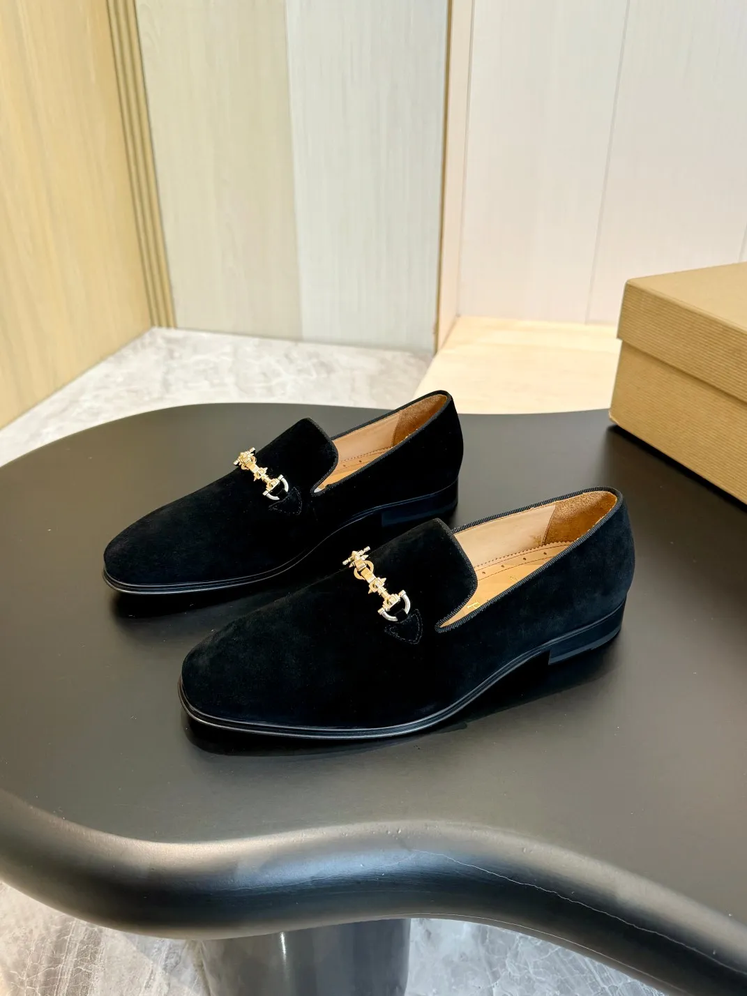 💰960 Christia*.Loubouti* high-end men's business formal leather shoes, original genuine cowhide red sole, imported Italian cowhide outsole, first-layer cowhide, water-dyed cowhide lining, high-end luxury. Size: 39-44 (customized at 38.45.46)✅